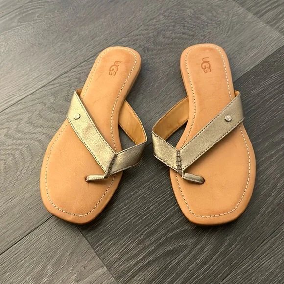 UGG FLIP FLOPS - Picture 1 of 2